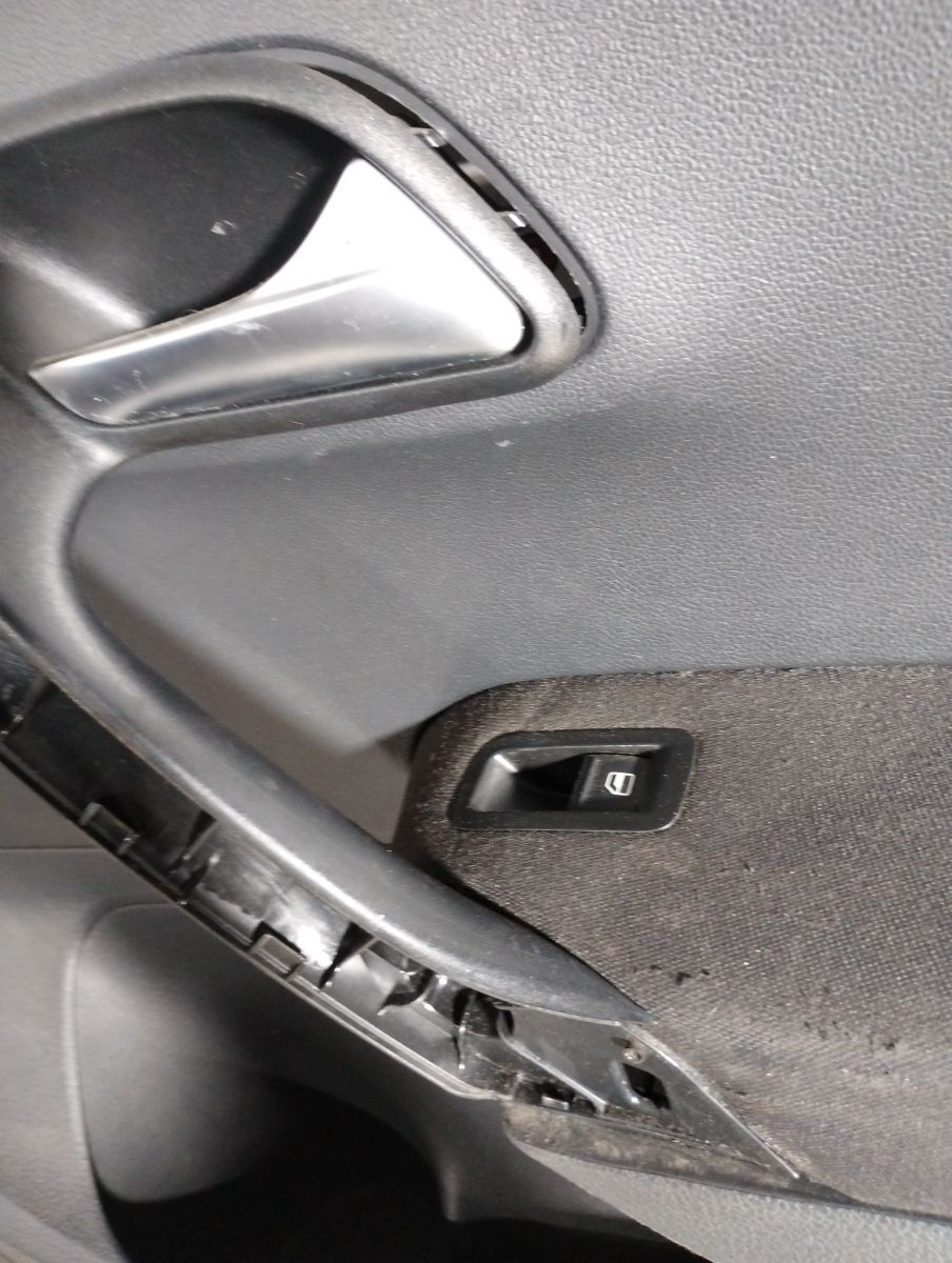 Buton deschidere geam dreapta fata Volkswagen Polo an 2012 