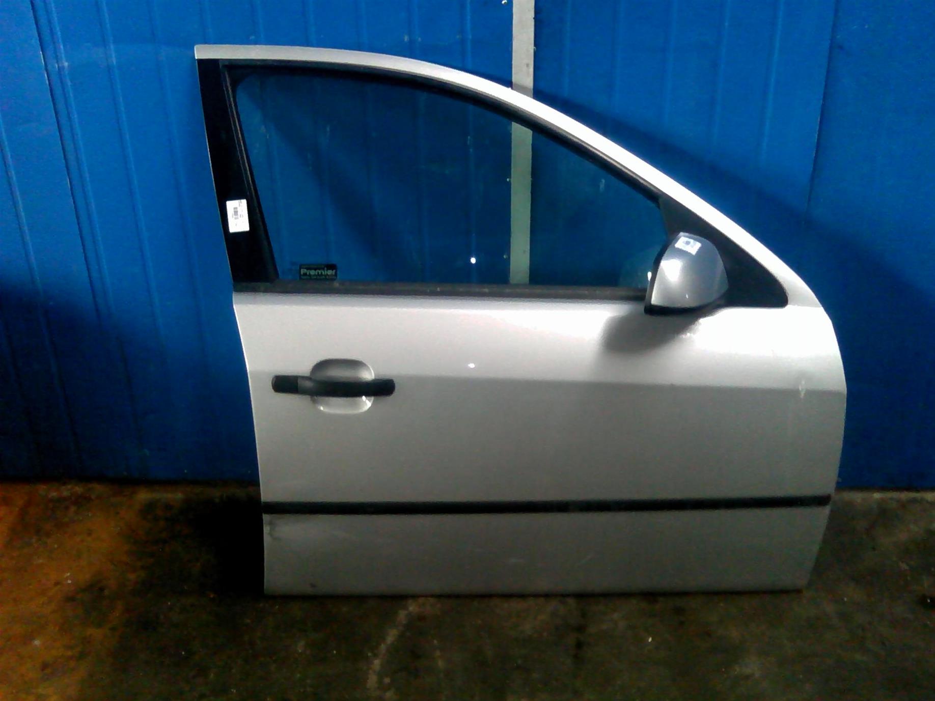 usa dreapta fata completa putin lovita Ford Mondeo, an 2006