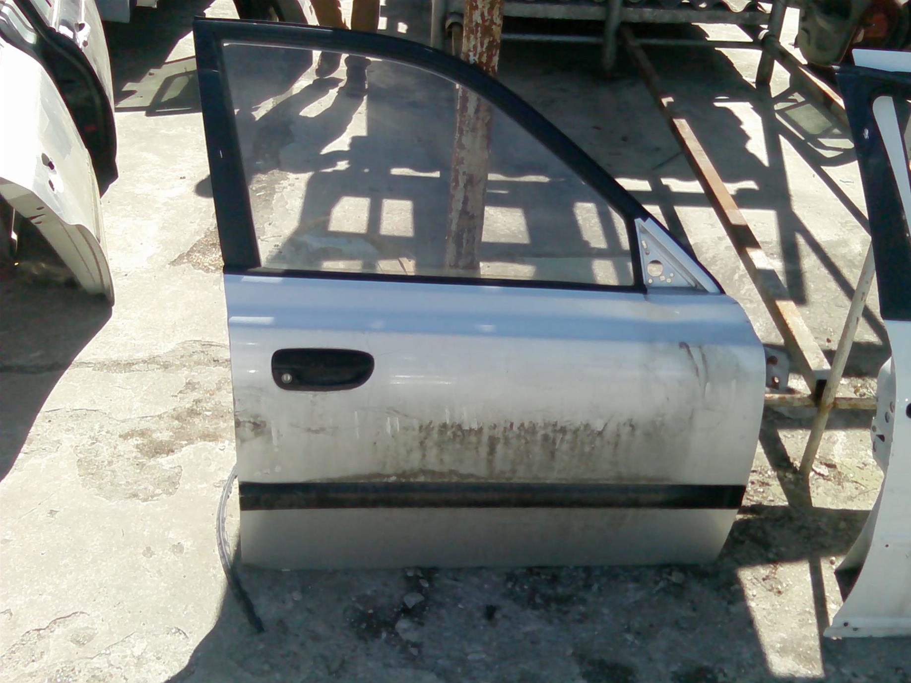 usa dreapta fata completa Hyundai Accent, an 2004