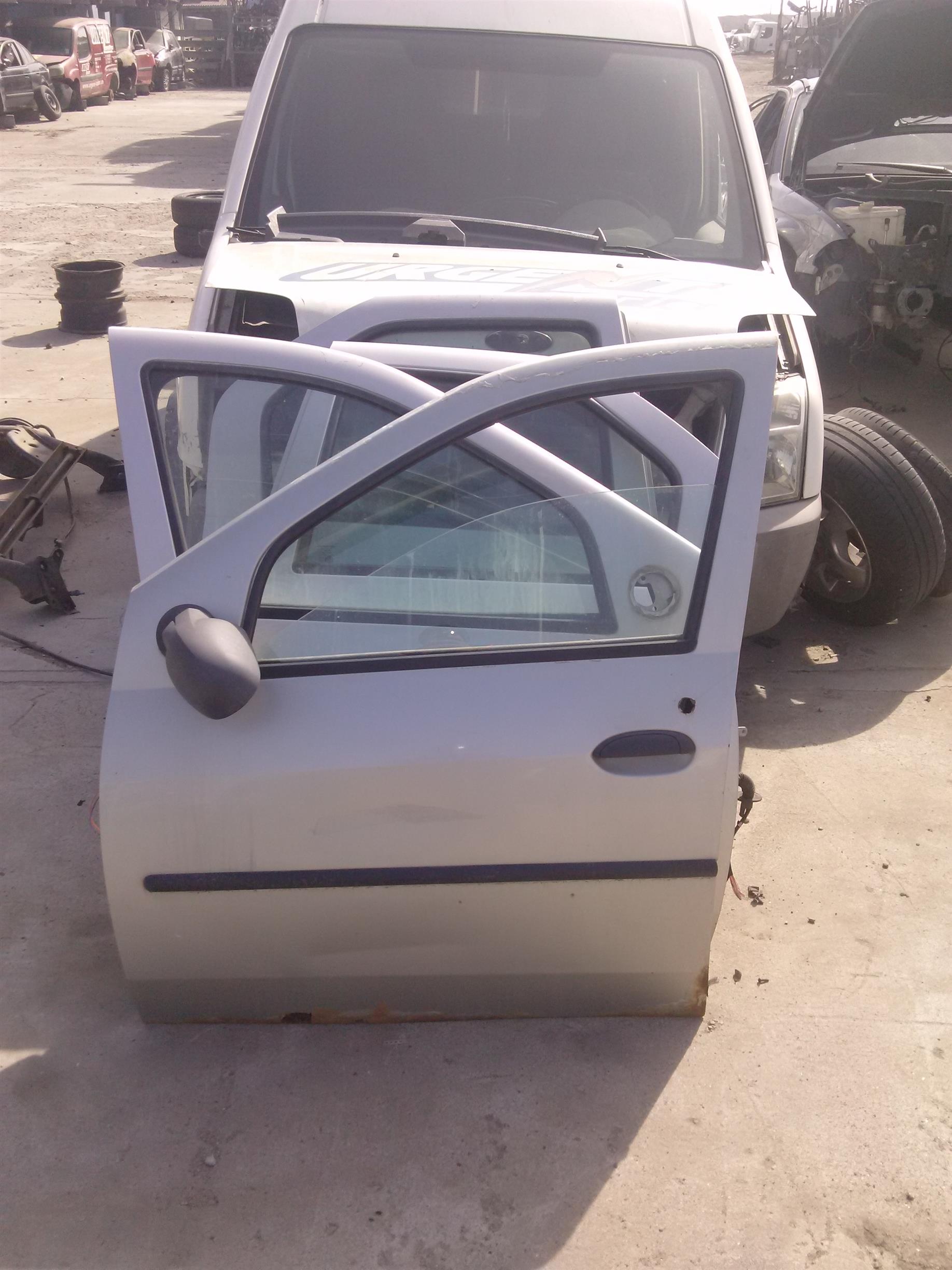 Usa stanga fata + geam Dacia Logan an 2005