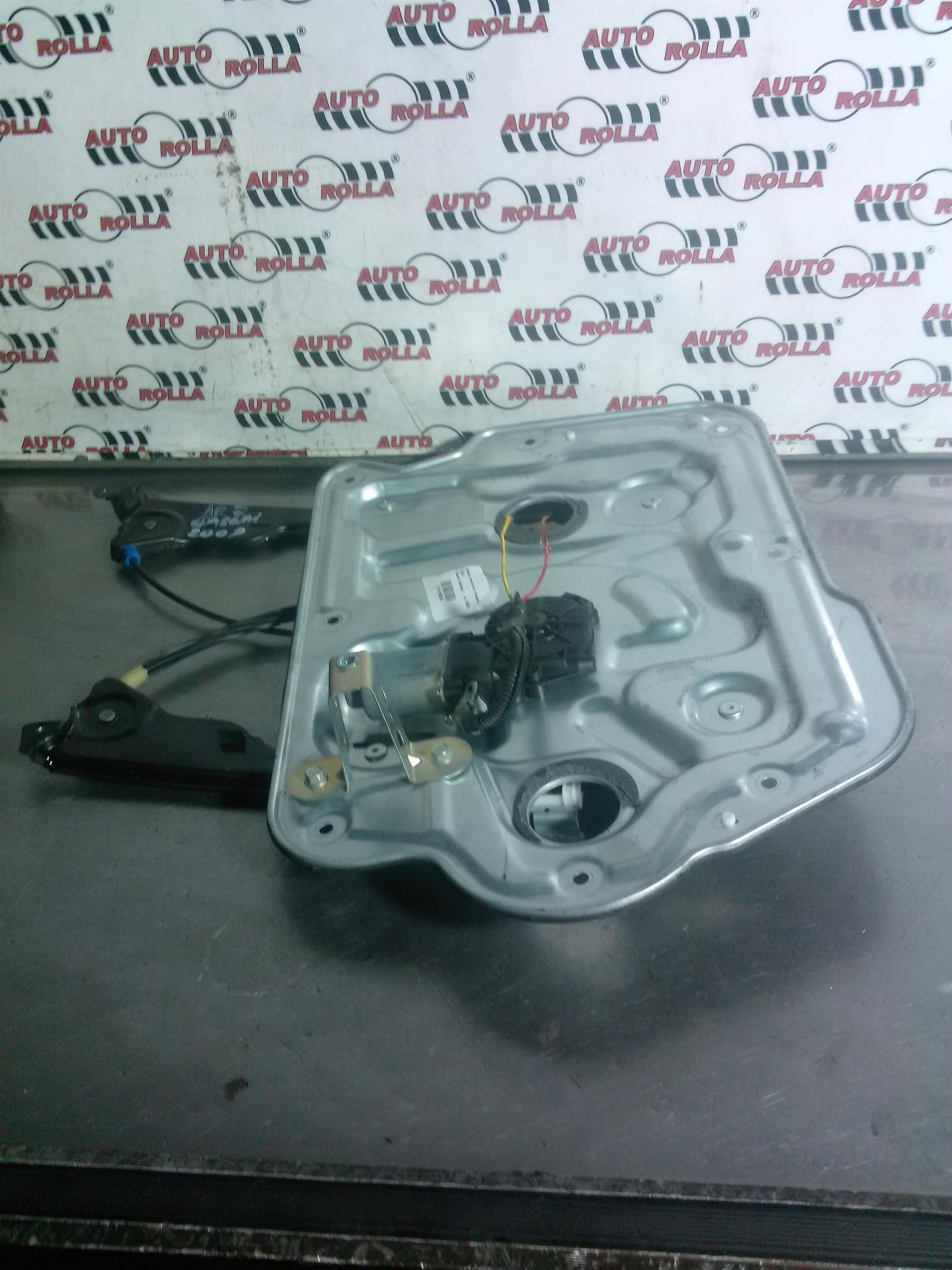 Macara +motoras dreapta fata Nissan Qashqai , an 2008.