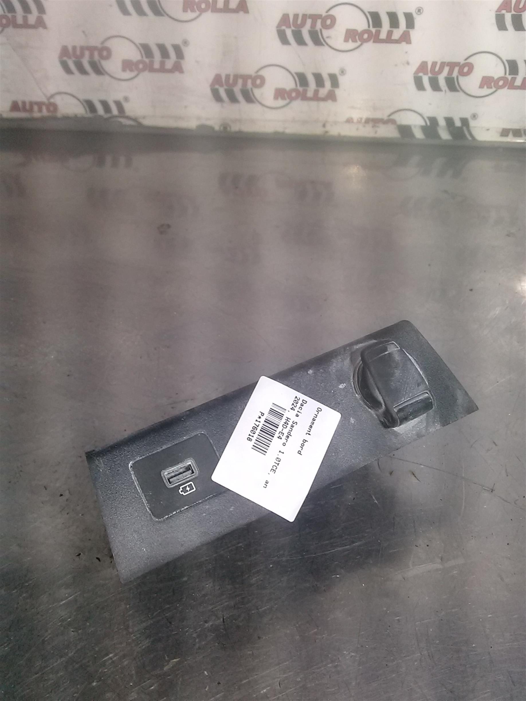 Ornament bord Dacia Sandero 1.0TCE, an 2024, H4D-E4