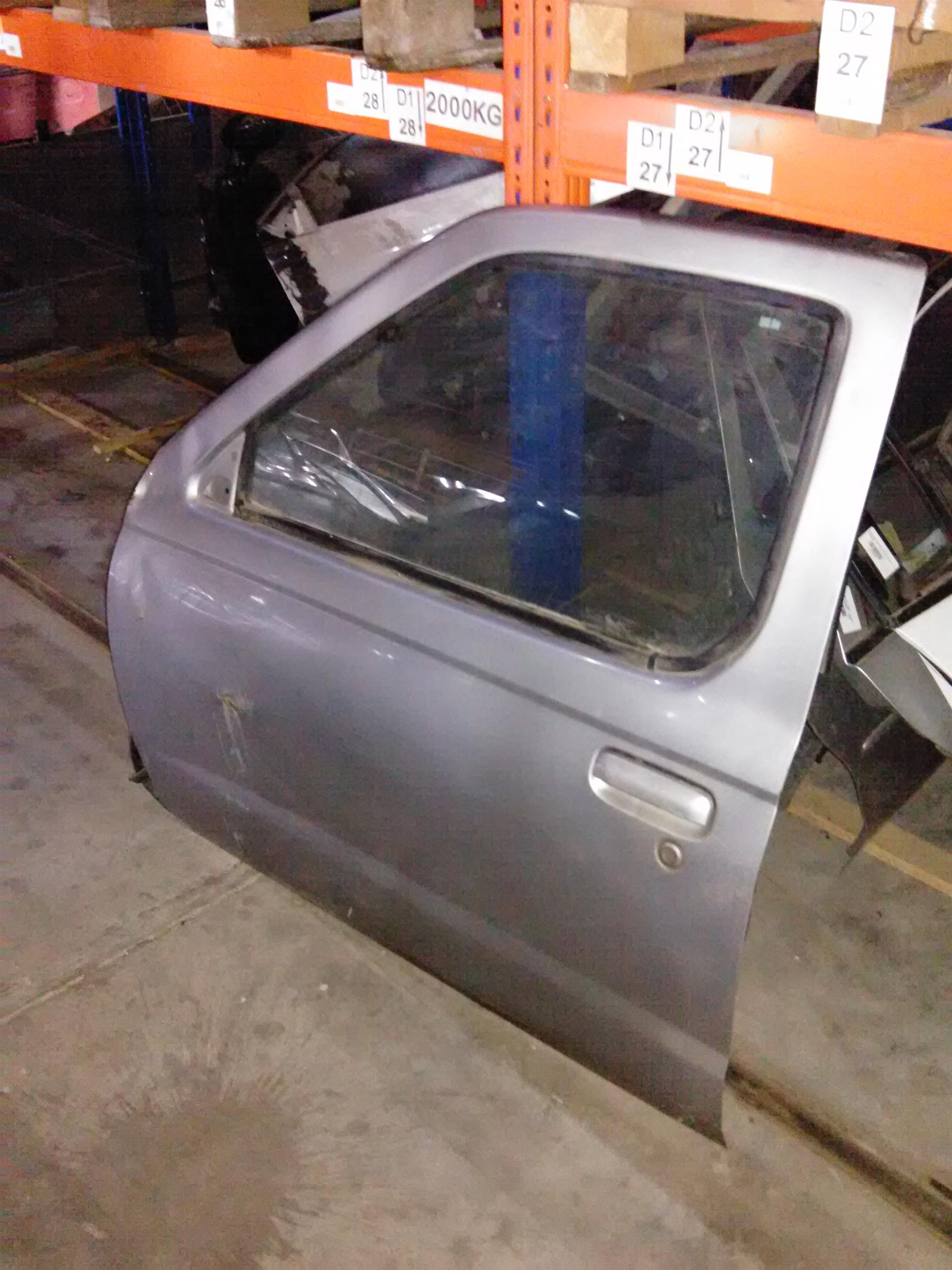 usa stanga fata completa lovita Nissan Navara, an 2005